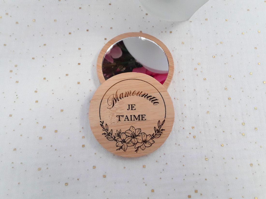 Miroir de poche personnalisé en bambou : le petit cadeau qui fait toujours plaisir