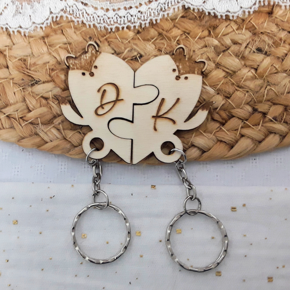 Porte-clés couple personnalisé en bois gravé avec prénoms - Cadeau artisanal.