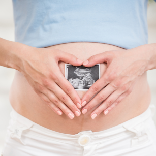 Des idées de cadeaux personnalisés pour un annoncer une grossesse ou à offrir à une future maman.