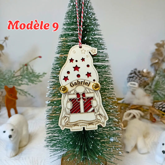 Gnome de Noël coloré en bois gravé – Décoration sapin personnalisée festive