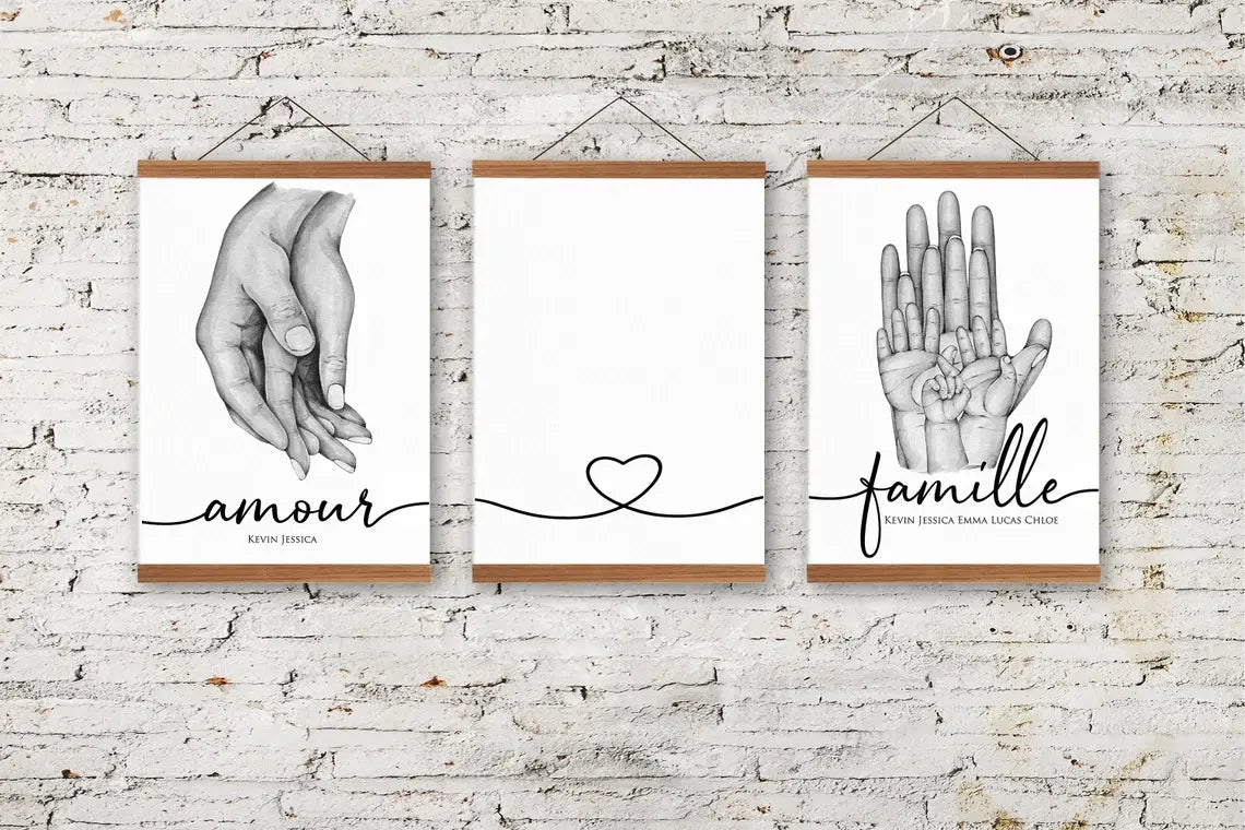 Trois affiches au format A4, personnalisées selon vos souhaits avec la couleur de peau et un texte significatif, pour offrir un cadeau spécial à une famille. Ce produit français est une idée unique à offrir.