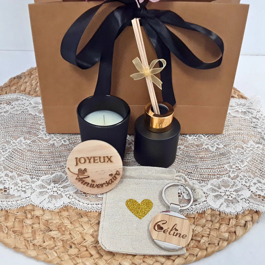 Coffret cadeau femme avec bougie gravée et porte-clés personnalisé.