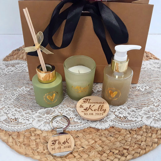 Coffret cadeau invité mariage personnalisé avec bougie, diffuseur et porte-clés.