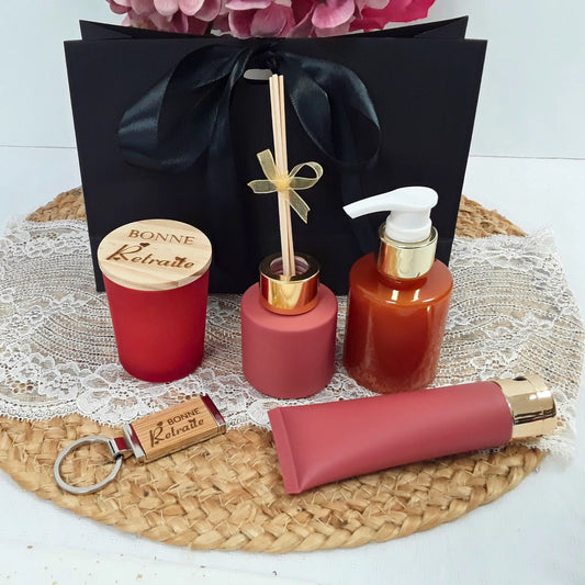 Coffret cadeau Bonne Retraite avec bougie gravée et accessoires bien-être personnalisés.