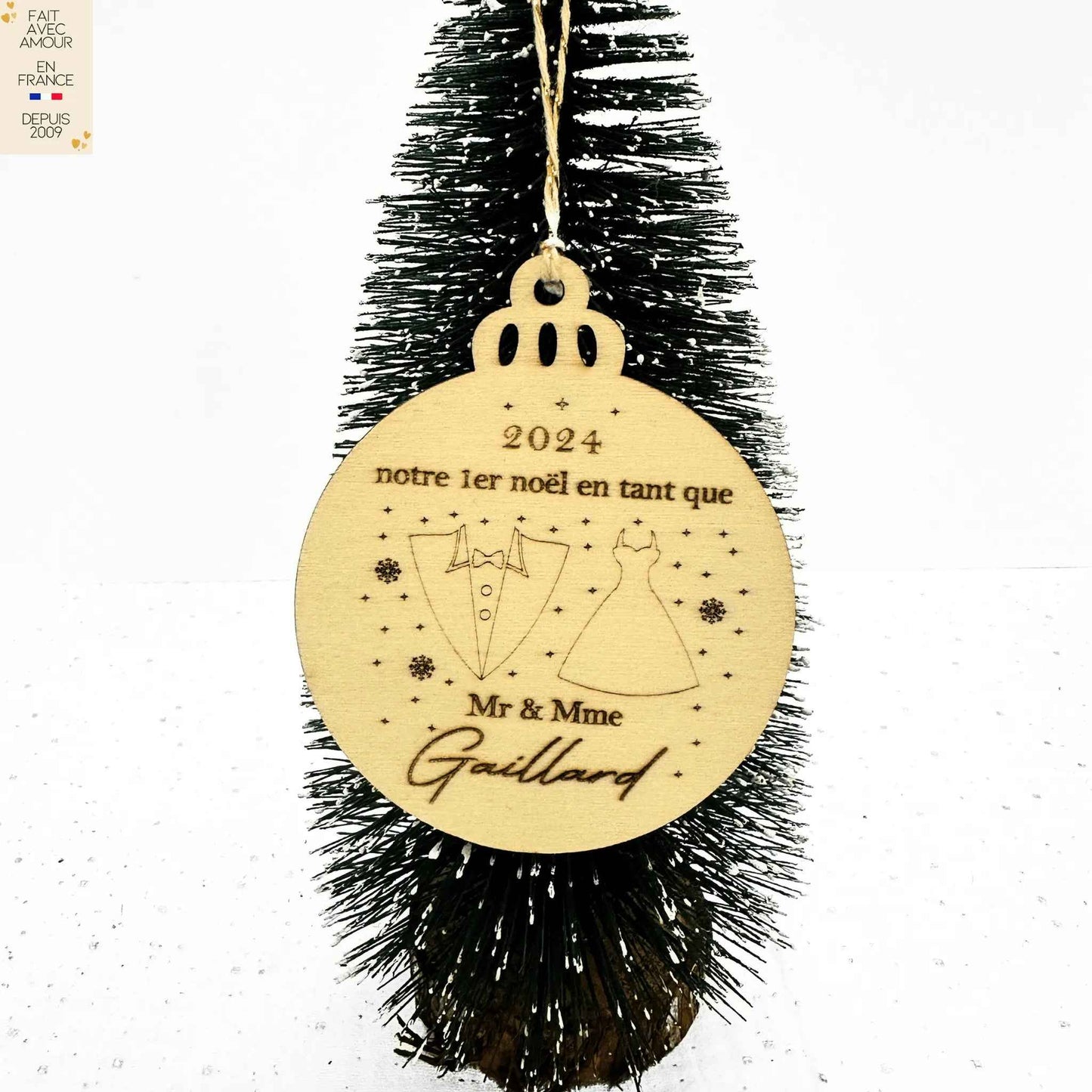 Boule de Noël Personnalisée - Idée Cadeau Jeunes Mariés ou Couple - Bois Gravé au Laser - Fabriquée en France
