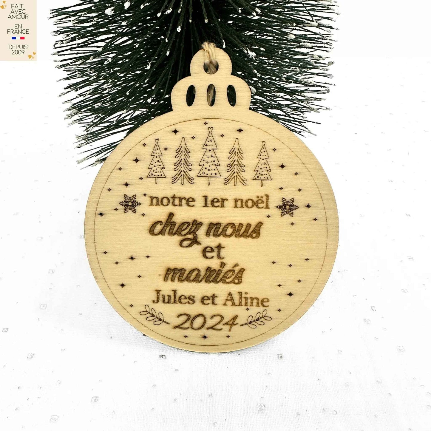 Boule de Noël Personnalisée - Idée Cadeau Jeunes Mariés ou Couple - Bois Gravé au Laser - Fabriquée en France