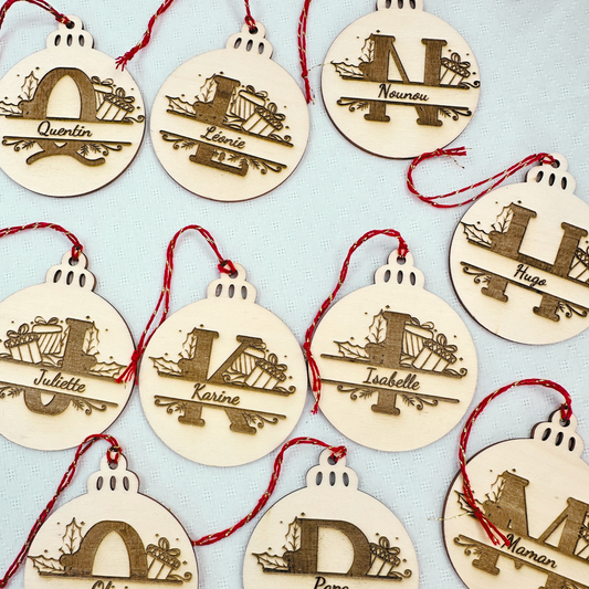 Boule de Noël en bois personnalisée avec prénom gravé.