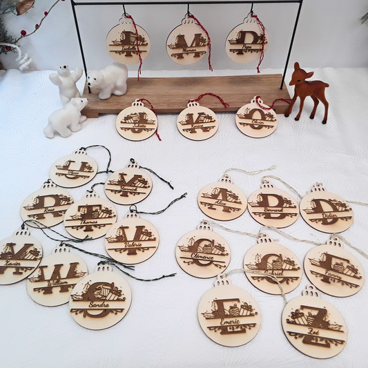 Boule de Noël personnalisée en bois - Initiale et Prénom - Cadeau artisanal gravé au laser
