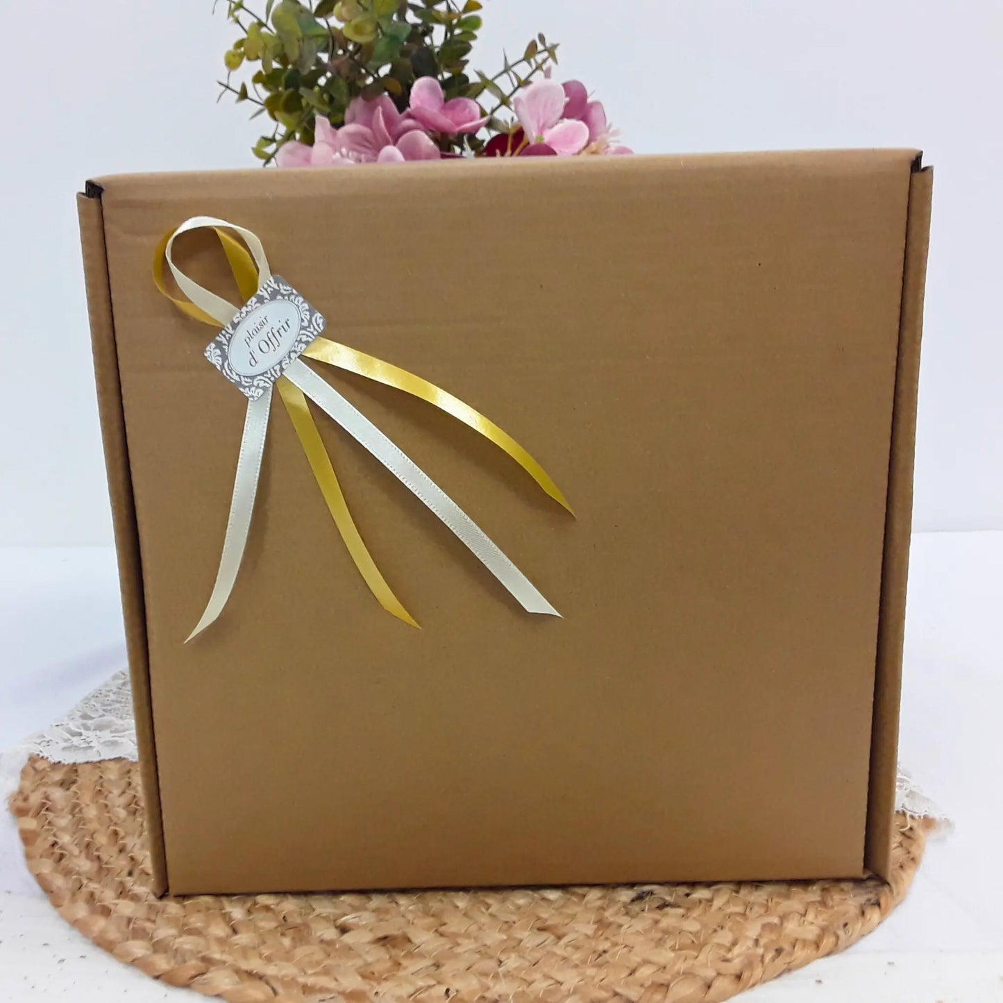 Mise en scène du coffret cadeau femme personnalisé, parfait pour anniversaire ou mariage.
