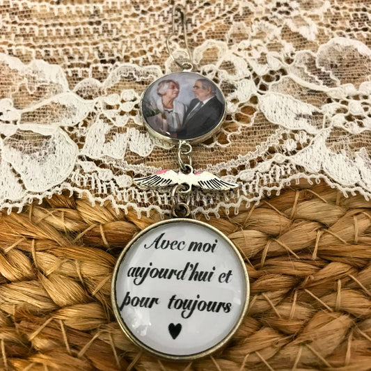 Broche de mariage avec médaillons personnalisés.