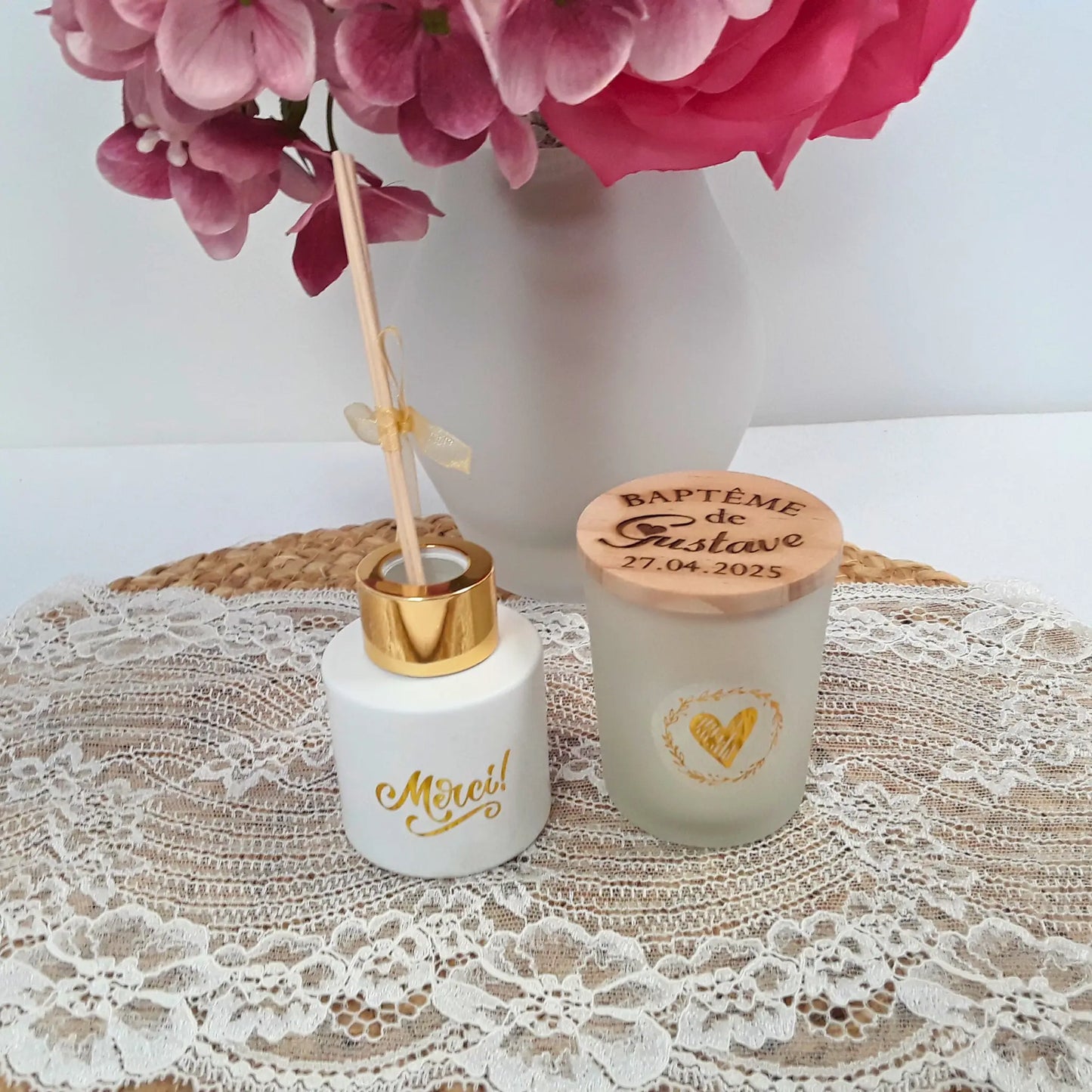 Duo déco et senteur : bougie parfumée et son diffuseur.