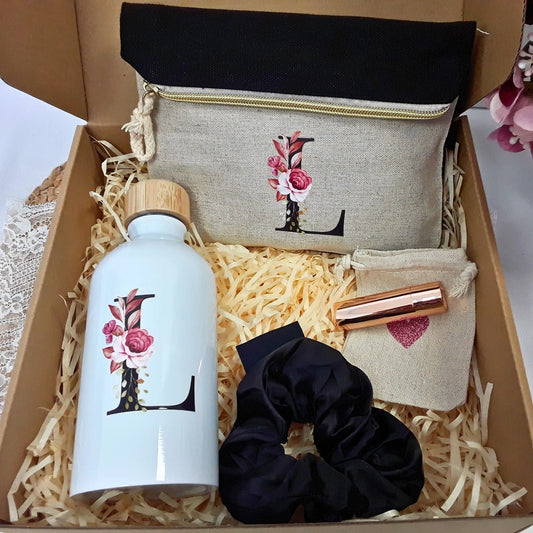 Coffret cocooning fait main en France pour jeune maman : trousse, baume, chouchou et gourde personnalisée.