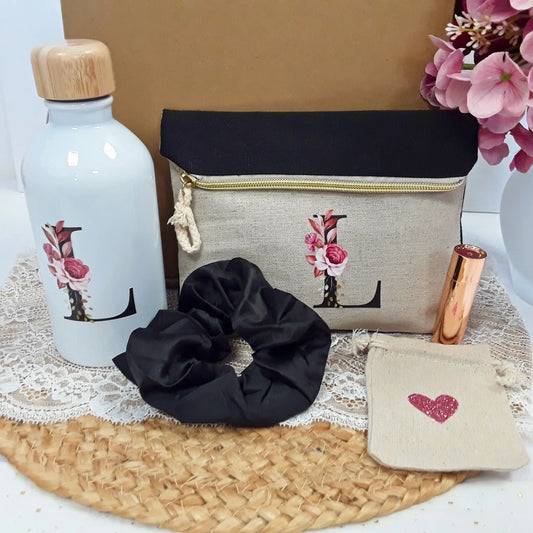 Coffret cadeau naissance maman avec accessoires de beauté personnalisés et pochon pailleté.