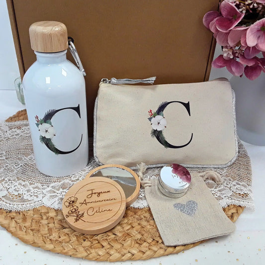 Cadeau femme personnalisé avec miroir en bambou gravé.