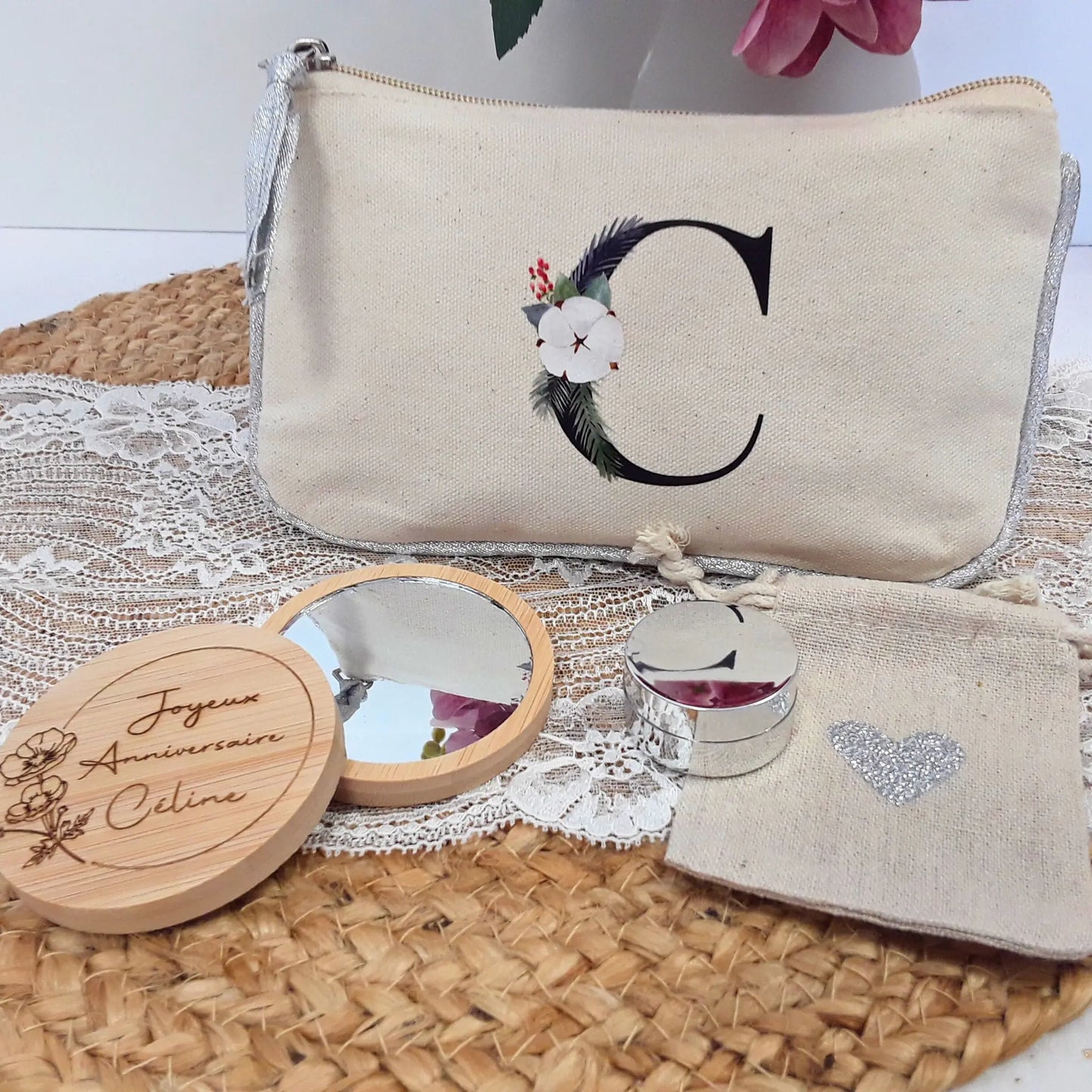 Miroir gravé avec pochette en lin pailletée.