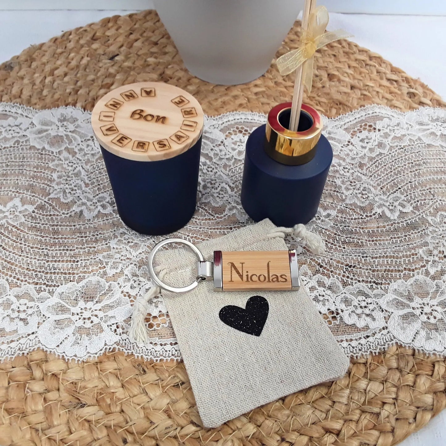 Idée cadeau homme avec bougie parfumée et porte-clés personnalisé.