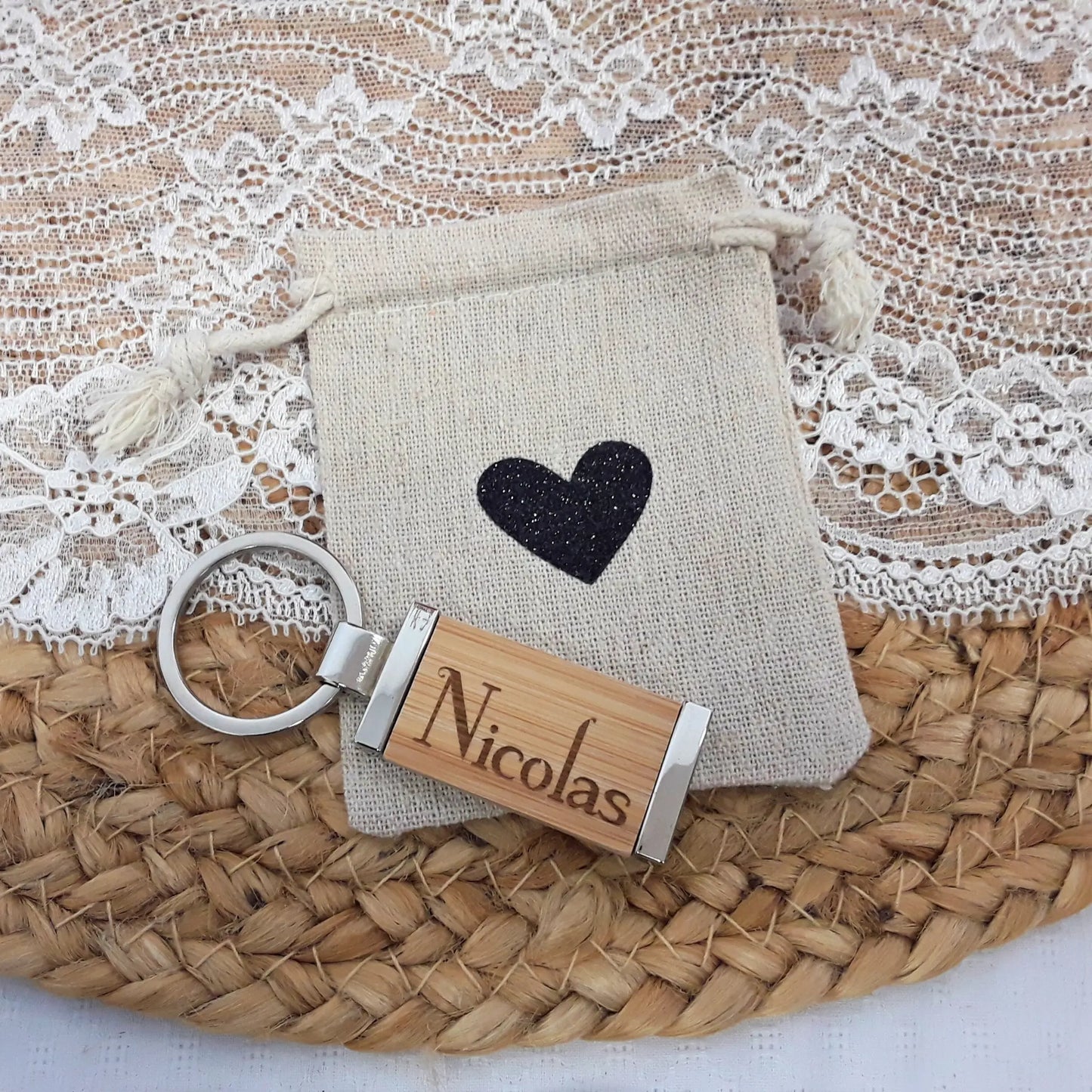 Cadeau pour lui – porte-clés en bois gravé et personnalisé dans un coffret anniversaire raffiné.
