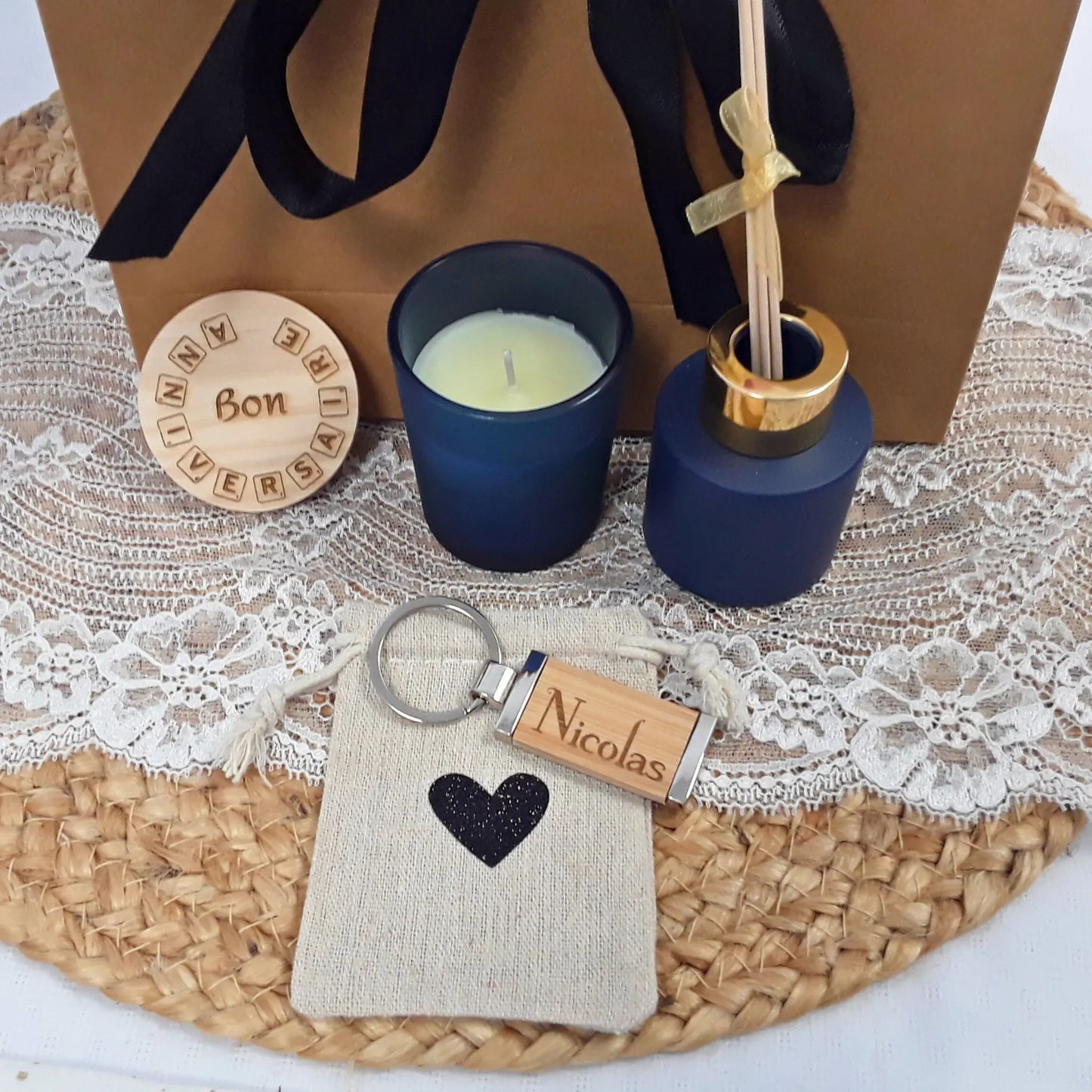 Coffret cadeau anniversaire avec bougie, pochette, porte-clés et diffuseur.