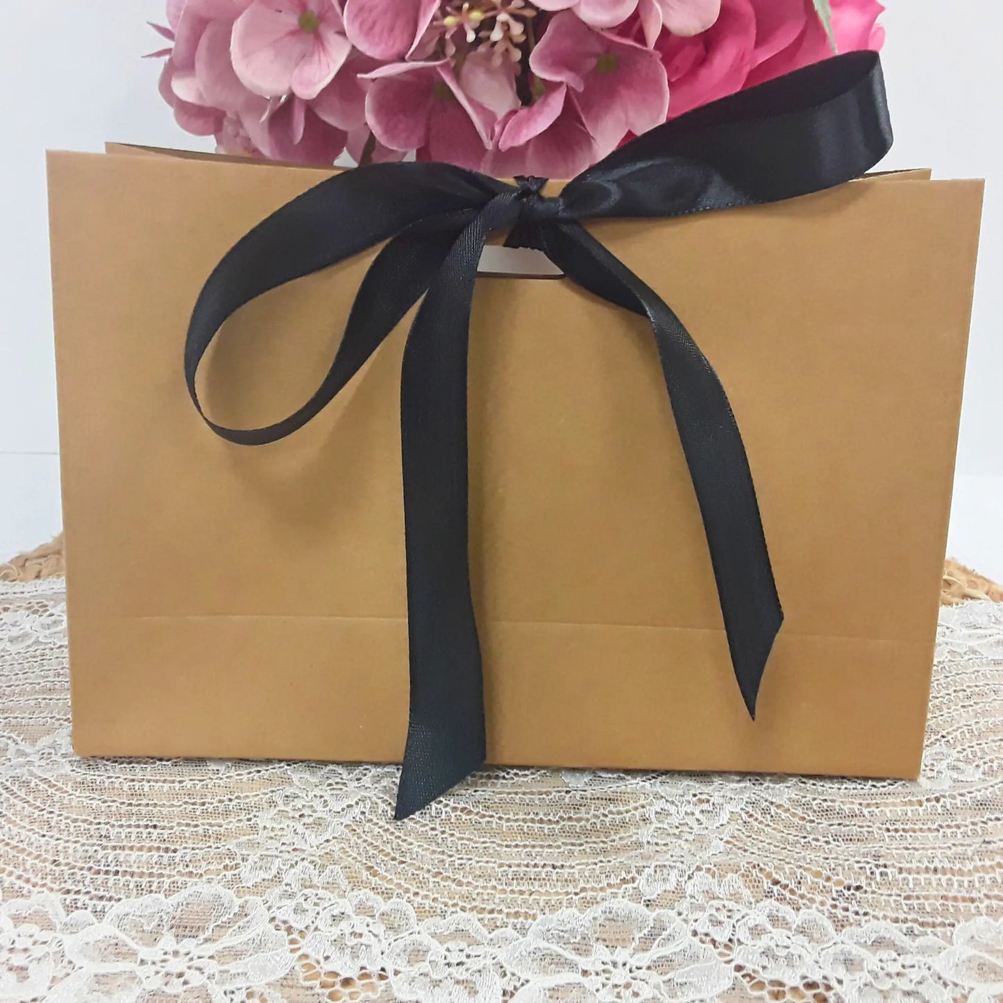Ensemble bougies et accessoires dans un coffret cadeau homme personnalisé.
