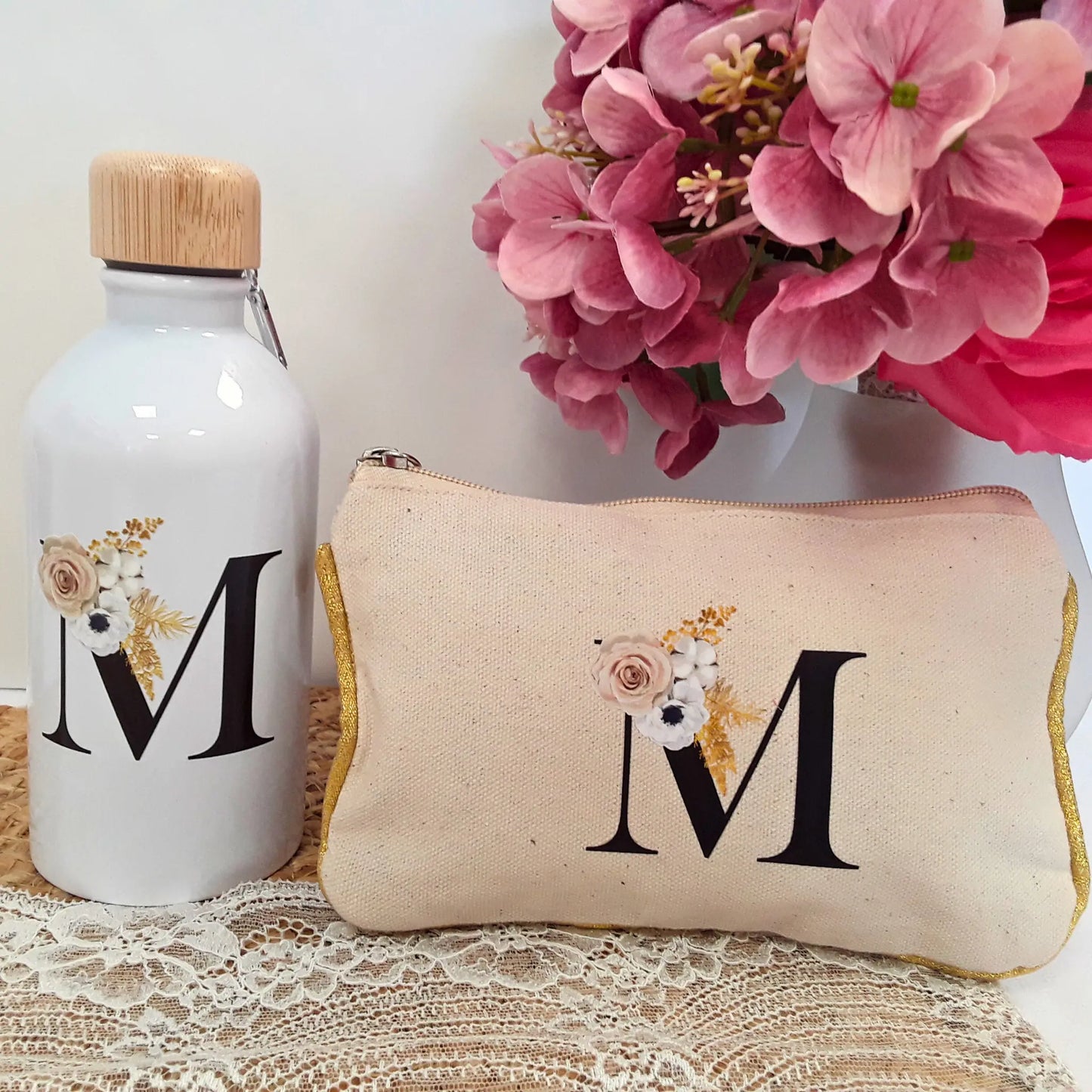 Coffret cadeau jeune maman avec accessoires utiles.