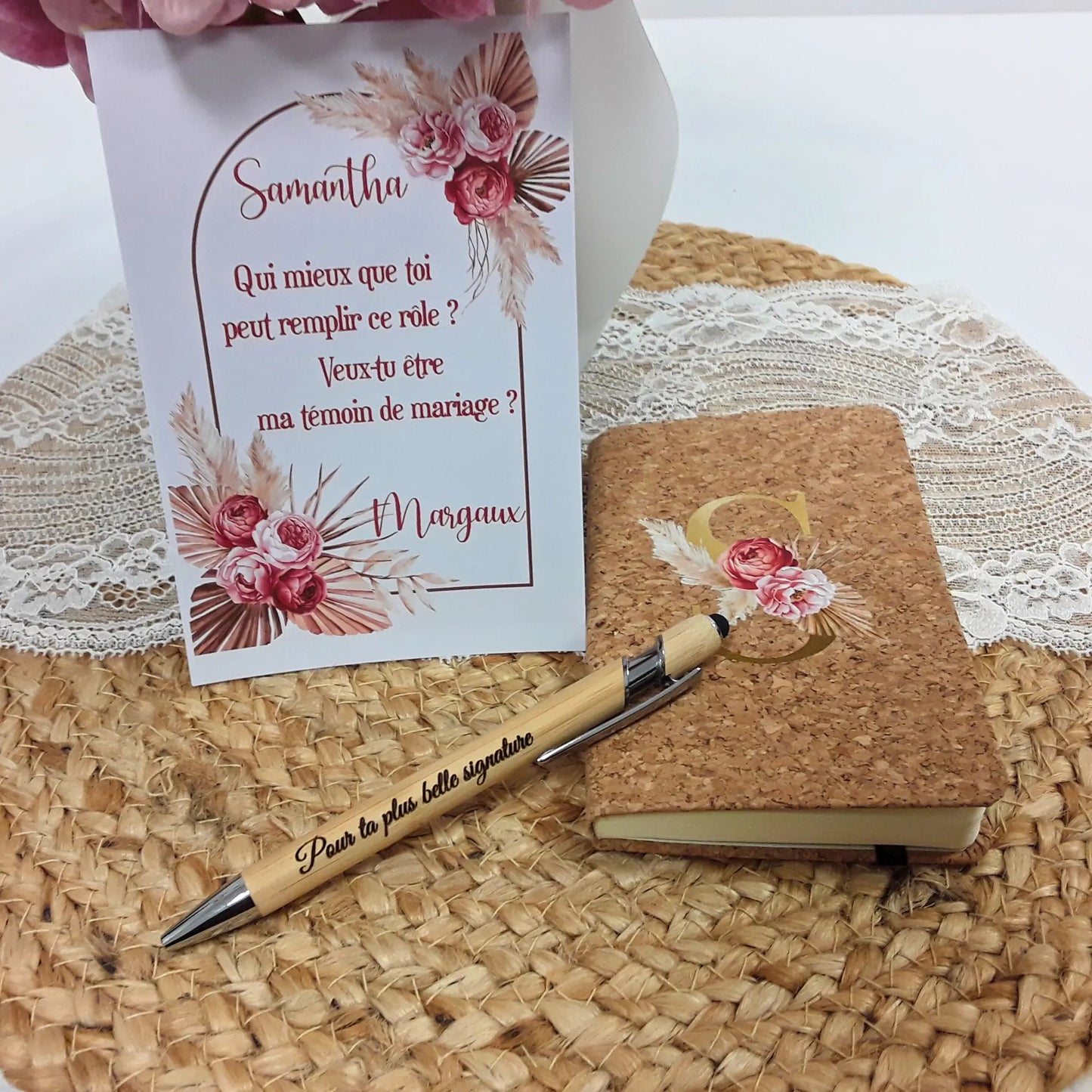 Stylo gravé et carnet avec initiale pour les passionnés d’écriture.