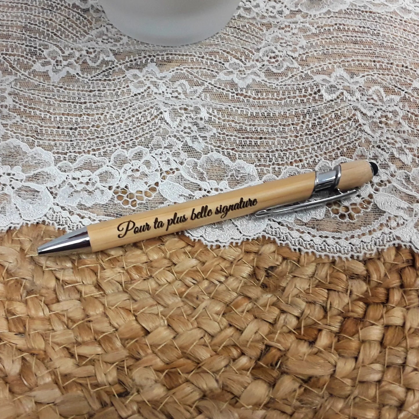 Stylo gravé pour écrire avec style et élégance.