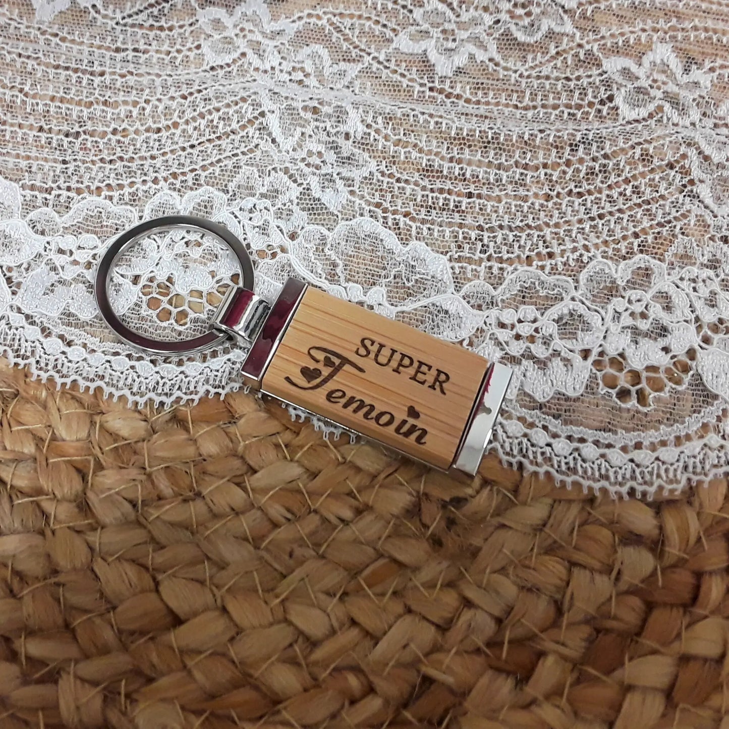 Porte-clés gravé en France, un souvenir précieux à offrir.