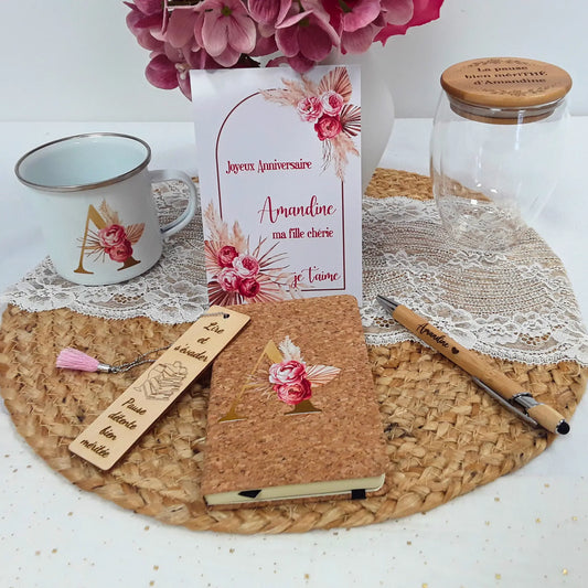 Offrez un coffret cadeau personnalisé et artisanal pour des moments inoubliables. Idéal pour la fête des mères, ce coffret contient des objets gravés et personnalisés, soigneusement réalisés à la main.