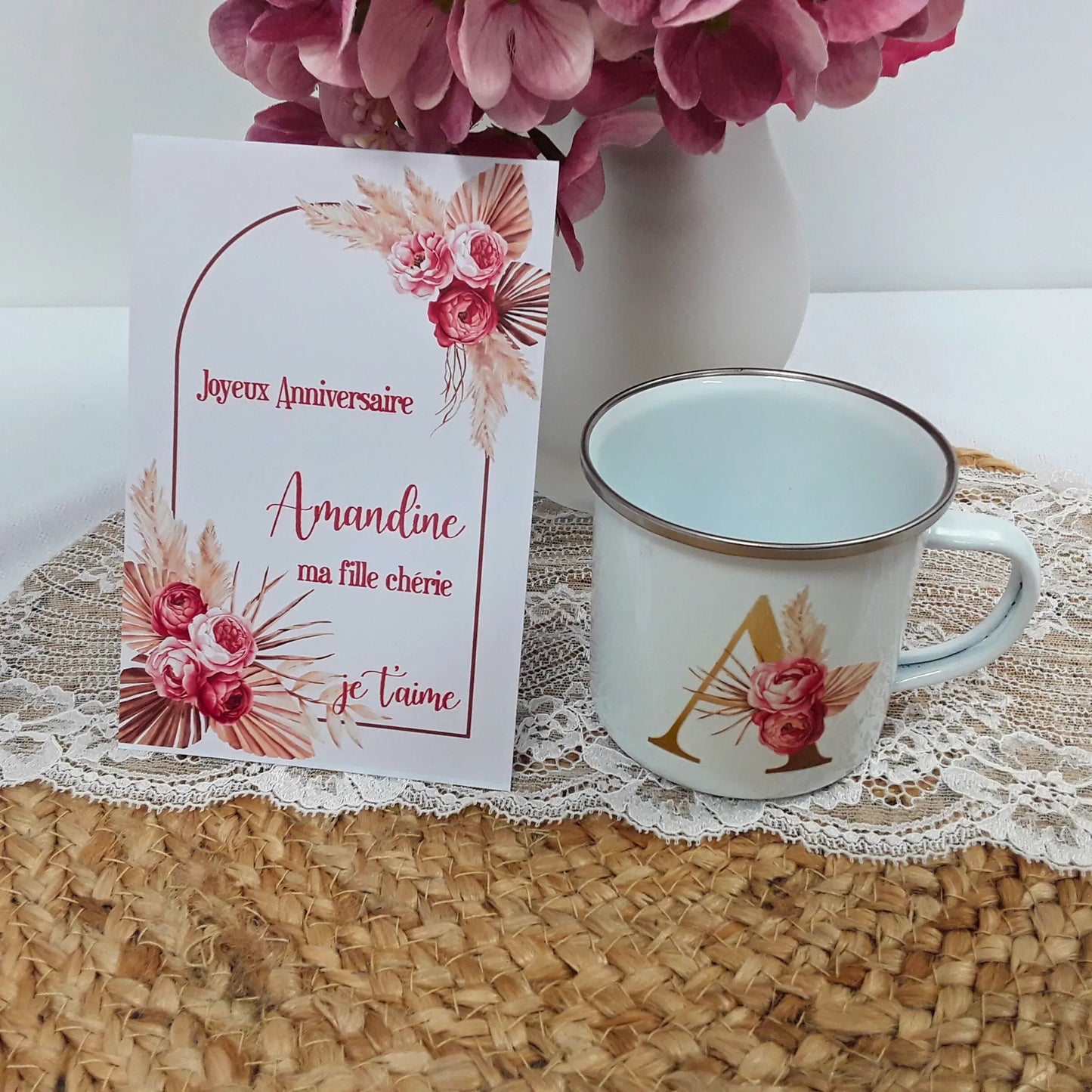 Coffret cadeau artisanal et personnalisé pour des souvenirs précieux. Ce coffret contient une sélection de cadeaux gravés à la main, parfaits pour offrir à vos proches lors de la fête des mères ou d'un anniversaire.