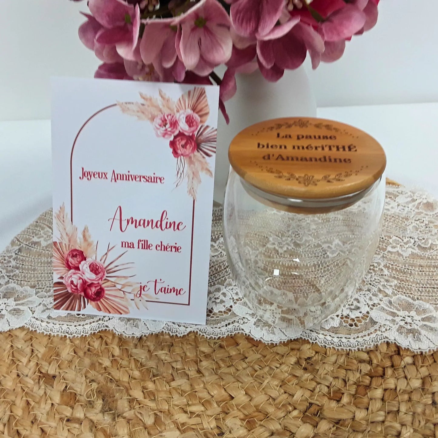 Coffret personnalisé pour la fête des mères, fait main en France. Un ensemble raffiné de produits personnalisés pour créer un souvenir unique et émotionnel.