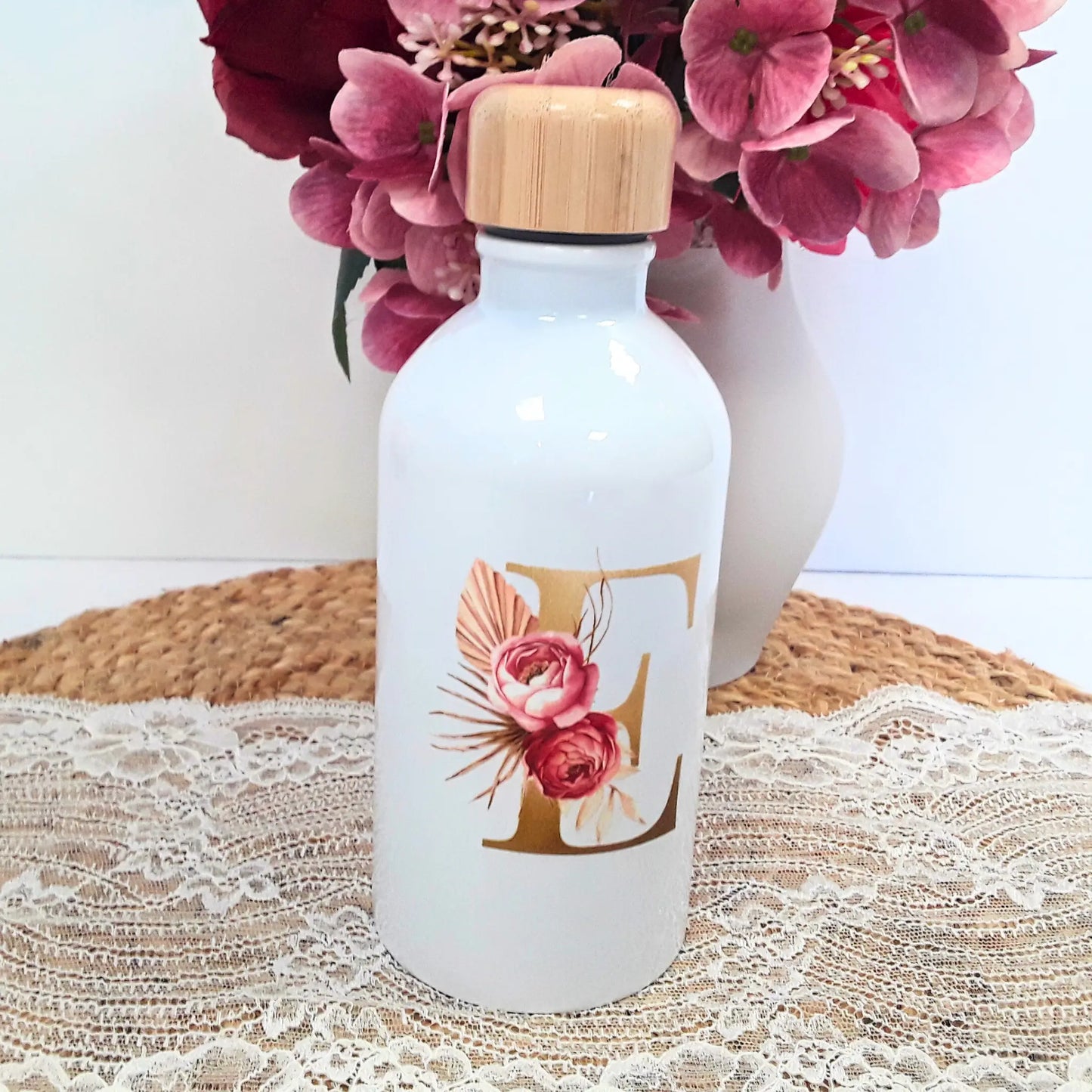 Gourde blanche personnalisée avec initiale fleurie.