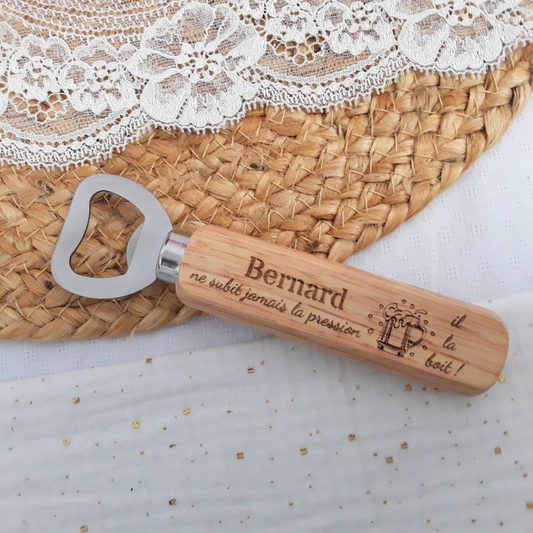 Décapsuleur bois gravé avec prénom, humour garanti à l’apéro.