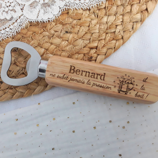 Accessoire apéro fun : décapsuleur personnalisé en bois.