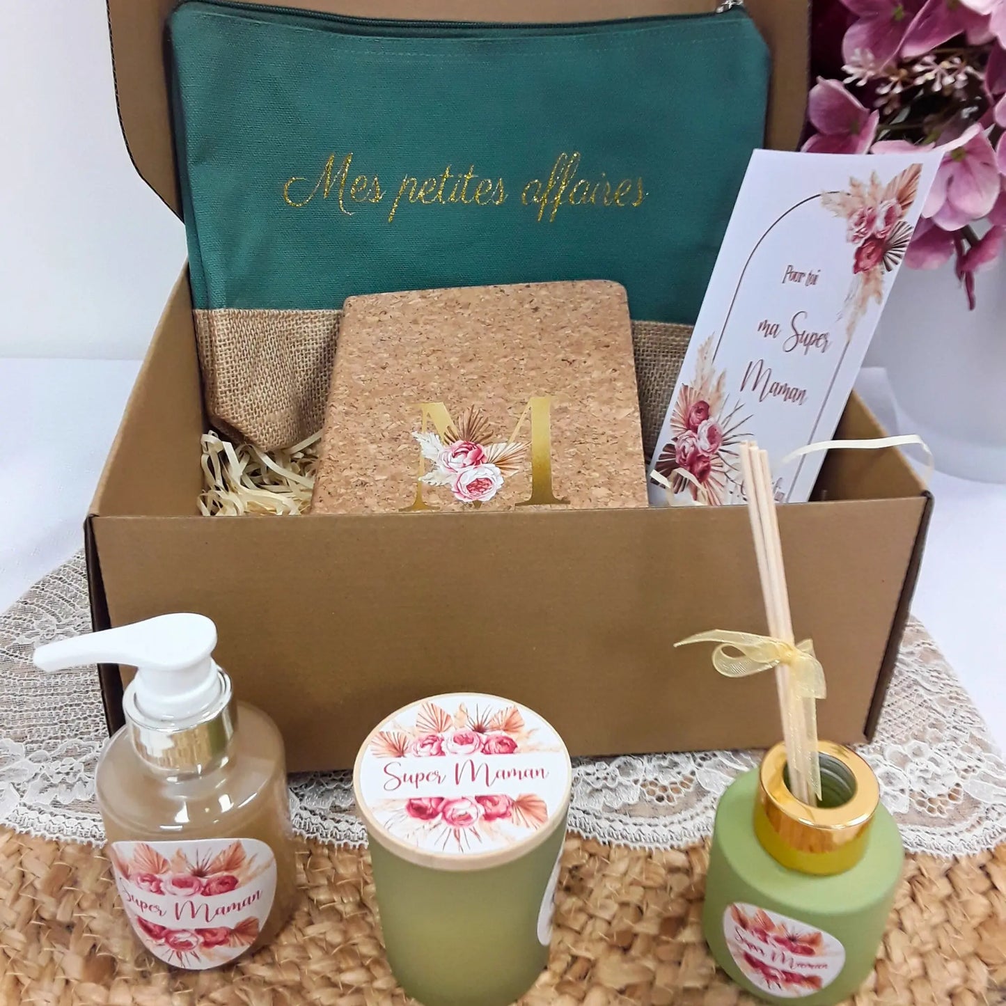 Célébrez votre maman avec un coffret bien-être unique. Personnalisation, senteurs délicates et douceur sont au rendez-vous avec cette trousse, bougie, savon et diffuseur.