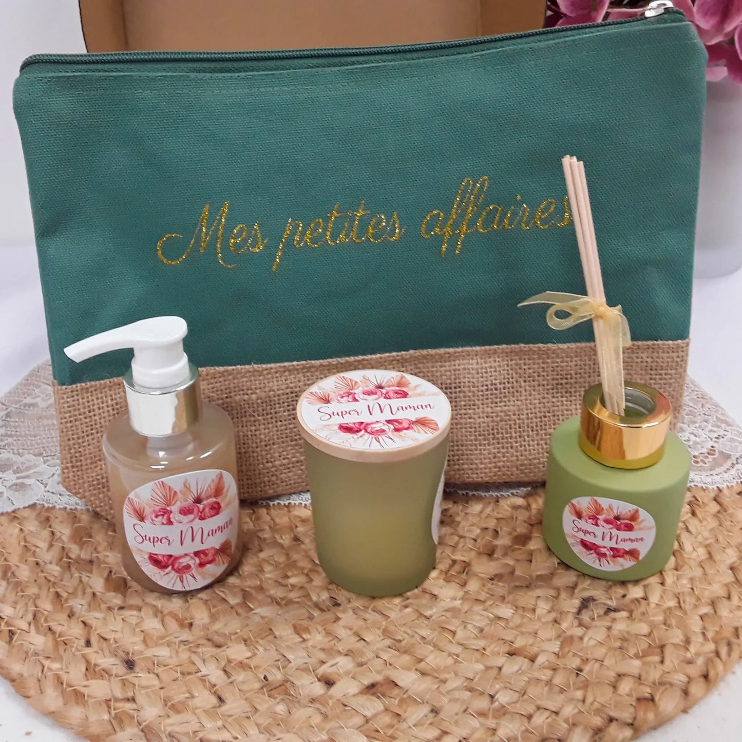 Un coffret détente pour une maman qui mérite une pause. Entre personnalisation et senteurs apaisantes, ce cadeau artisanal est parfait pour la fête des mères ou toute autre occasion.