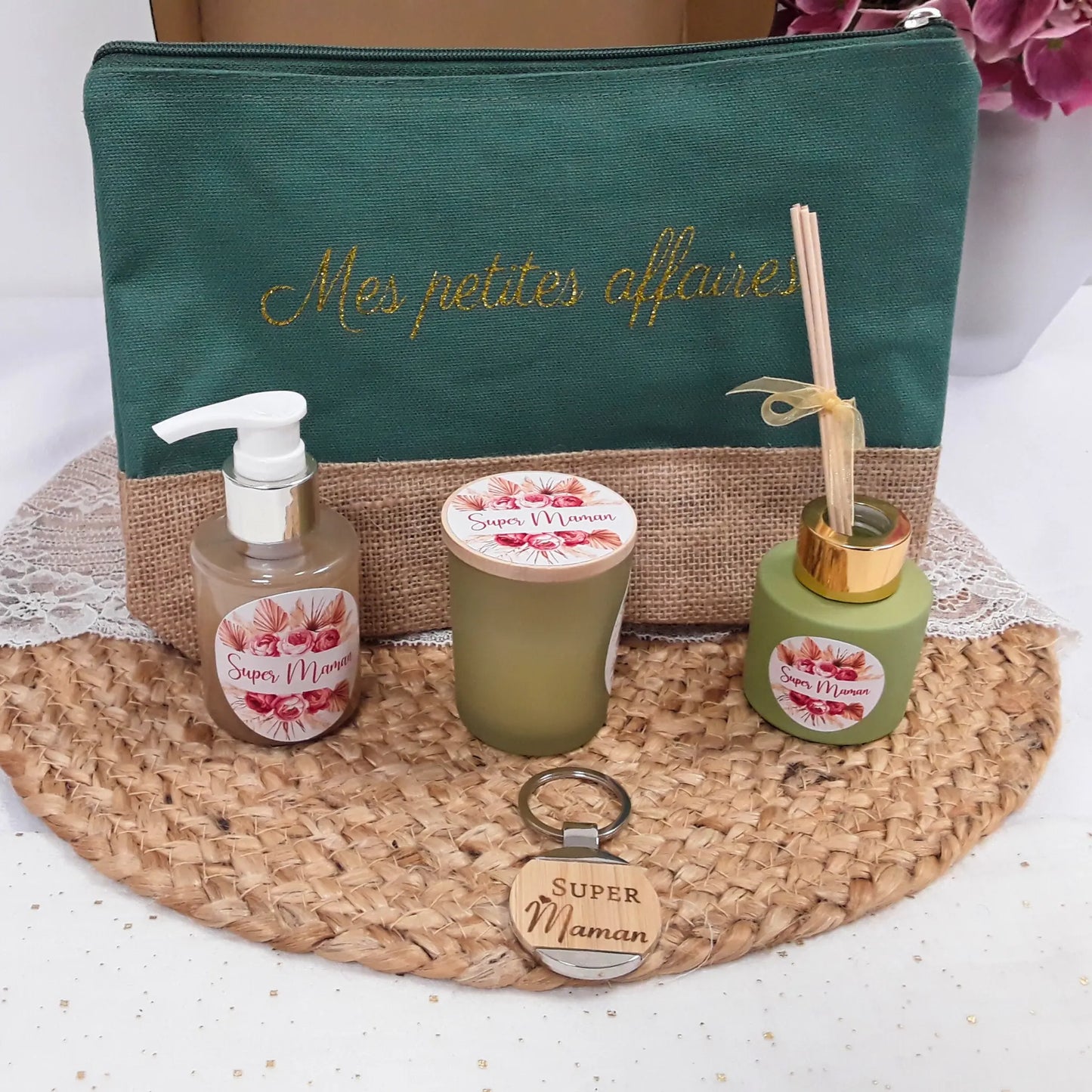 Offrez un instant de bien-être à votre maman ! Un coffret cadeau complet avec trousse personnalisée, diffuseur, savon liquide et bougie parfumée. Livraison rapide en France.