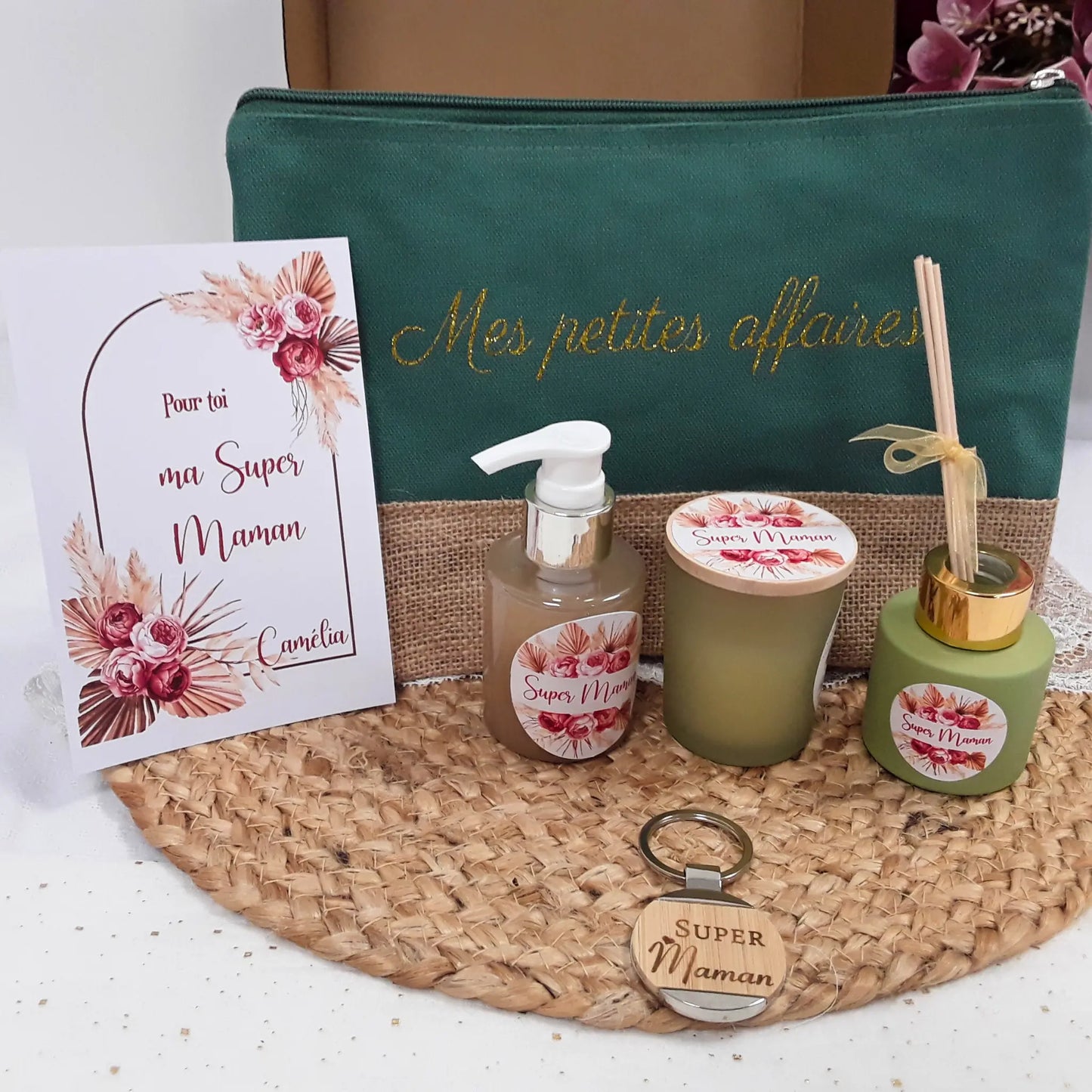 Envie d’un cadeau original pour maman ? Ce coffret artisanal comprend des essentiels de bien-être : trousse personnalisée, savon, bougie et parfum d’ambiance.