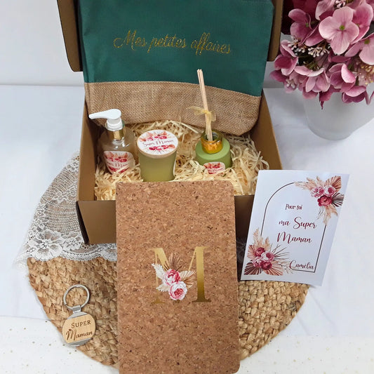 Un coffret bien-être à offrir à une maman exceptionnelle ! Trousse personnalisée, bougie parfumée, savon liquide et diffuseur – un cadeau plein d’attentions pour la fête des mères ou un anniversaire.