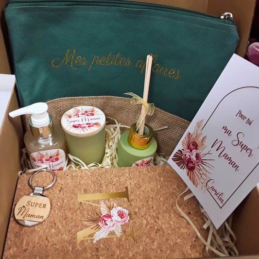 Un cadeau raffiné pour une maman qui mérite le meilleur. Ce coffret personnalisé allie détente et élégance : bougie parfumée, savon, trousse et carnet. Fabrication artisanale en France.