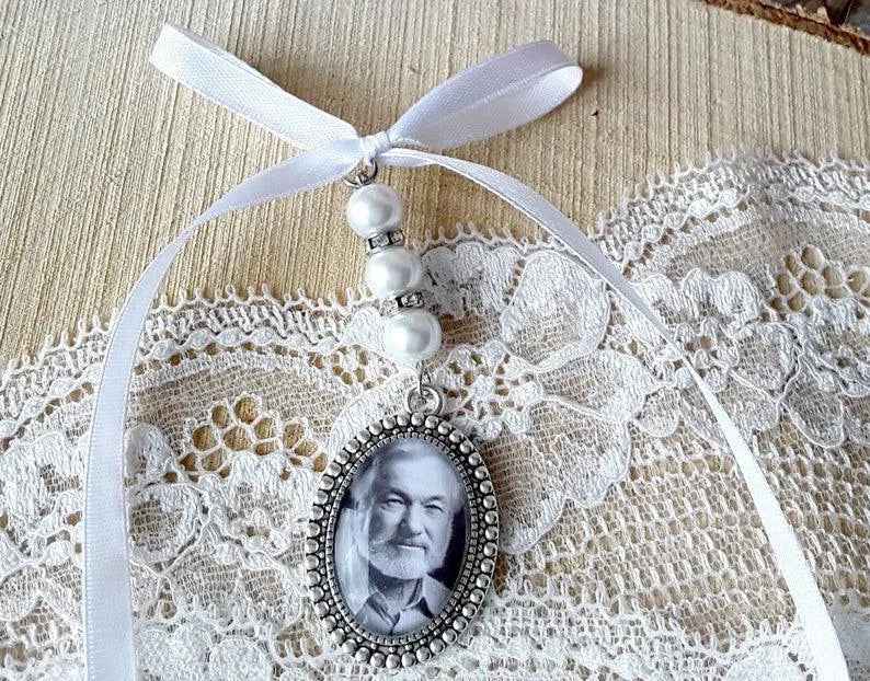 Medaillon für Brautstrauß, Foto und Text, emotionales Geschenk, Erinnerung, Hommage an die Hochzeit, Perlenfarbe und anpassbares Band, Blumen