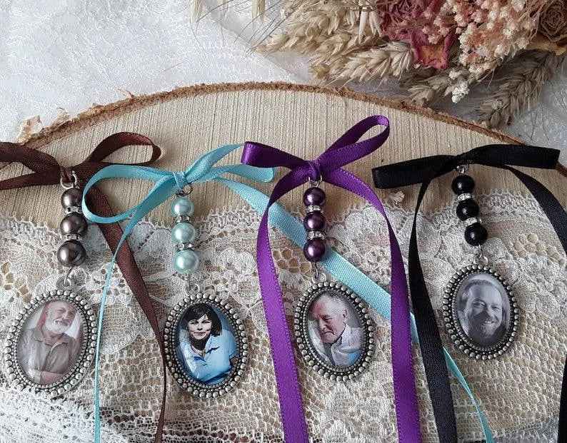 Bridal bouquet medallion with photo or text, close tribute jewel, pearl color and customizable ribbon, emotion jewel, wedding souvenir
