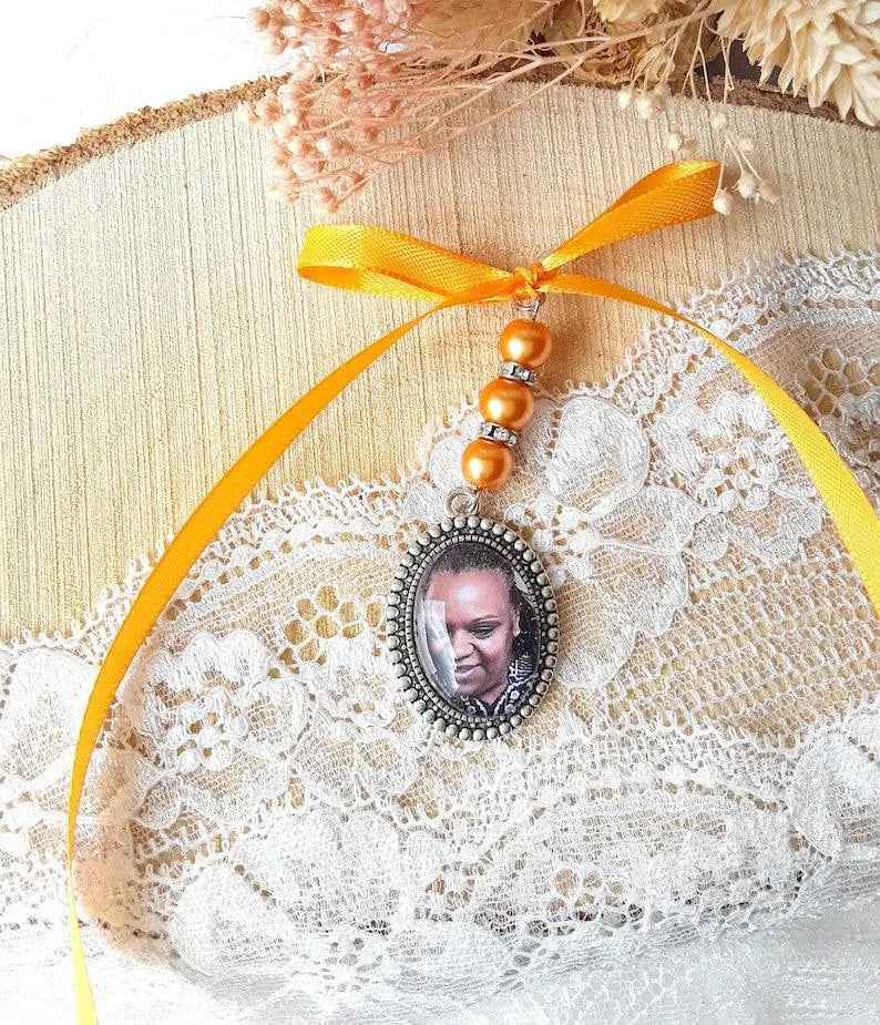 Medallion for bridal bouquet of flowers, text or photo, wedding commemorative jewelry, matching pearl and ribbon, wedding souvenir, memorial