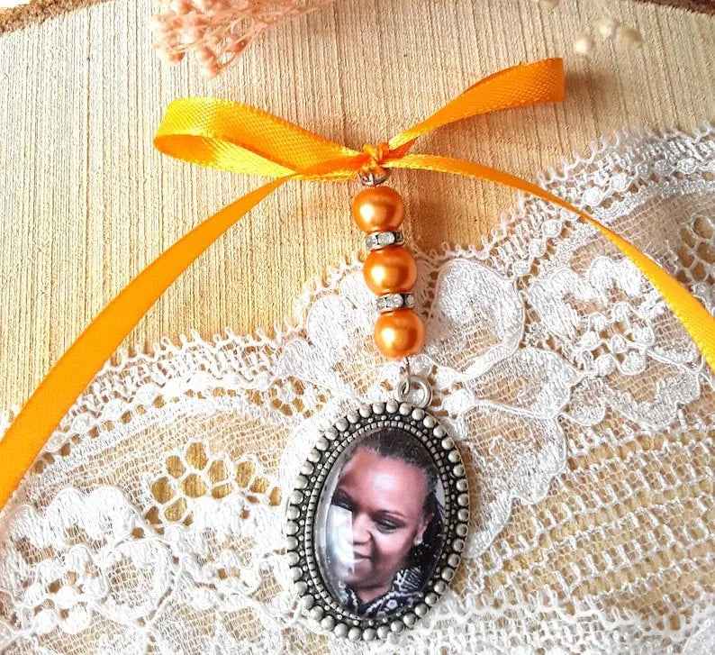 Hochzeitsmedaillon, Schmuck für den Brautstrauß, mehrere mögliche Medaillons, Gedenkschmuck, Ehrung des Verstorbenen, passende Perle und Band