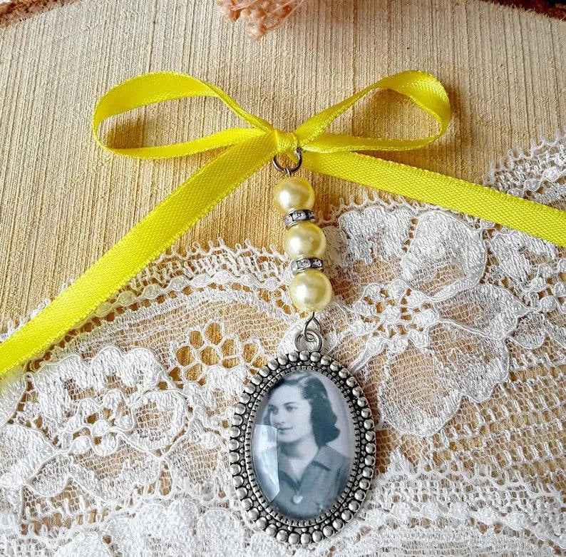 Brautstrauß-Medaillon, personalisiert mit Text oder Foto, Perlenfarbe und anpassbarem Band, Souvenirschmuck, Denkmal, Ehrung des Verstorbenen