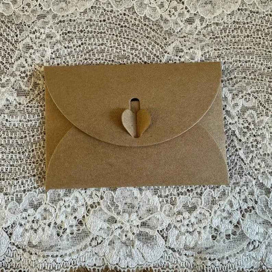 Porte clé personnalisé avec pochette cadeau, cadeau nounou, cadeau pour nounou fin de contrat, bois gravé, breloque chouette, perle, pompon