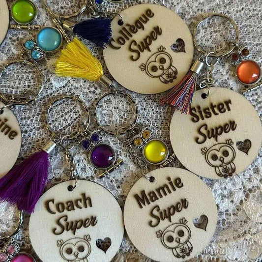 Porte clé personnalisé, pochette cadeau offerte, cadeau nounou, cadeau fait main, en France, bois gravé, breloque chouette, perle, pompon