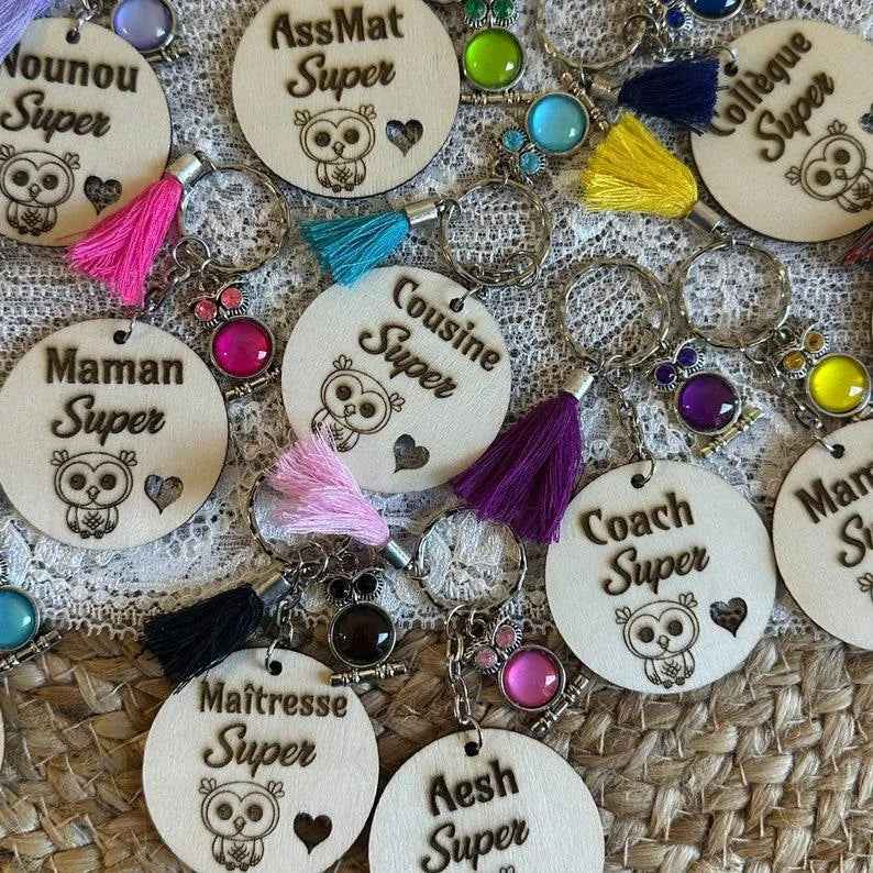 Porte clé personnalisé, pochette cadeau offerte, cadeau maîtresse, cadeau fait main, en France, bois gravé, breloque chouette, perle, pompon