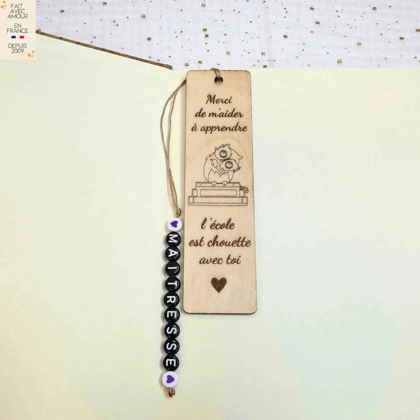 Marque-Page Personnalisé en Bois - Gravure Unique - Perles Lettre et Coeur - Cadeau Français