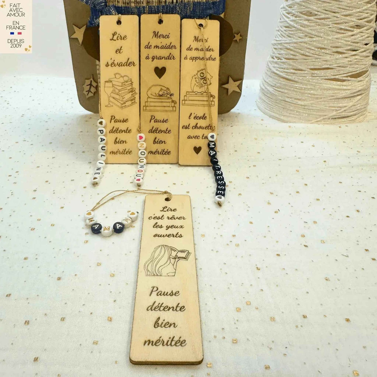 Marque-Page Personnalisé en Bois - Gravure Unique - Perles Lettre et Coeur - Cadeau Français