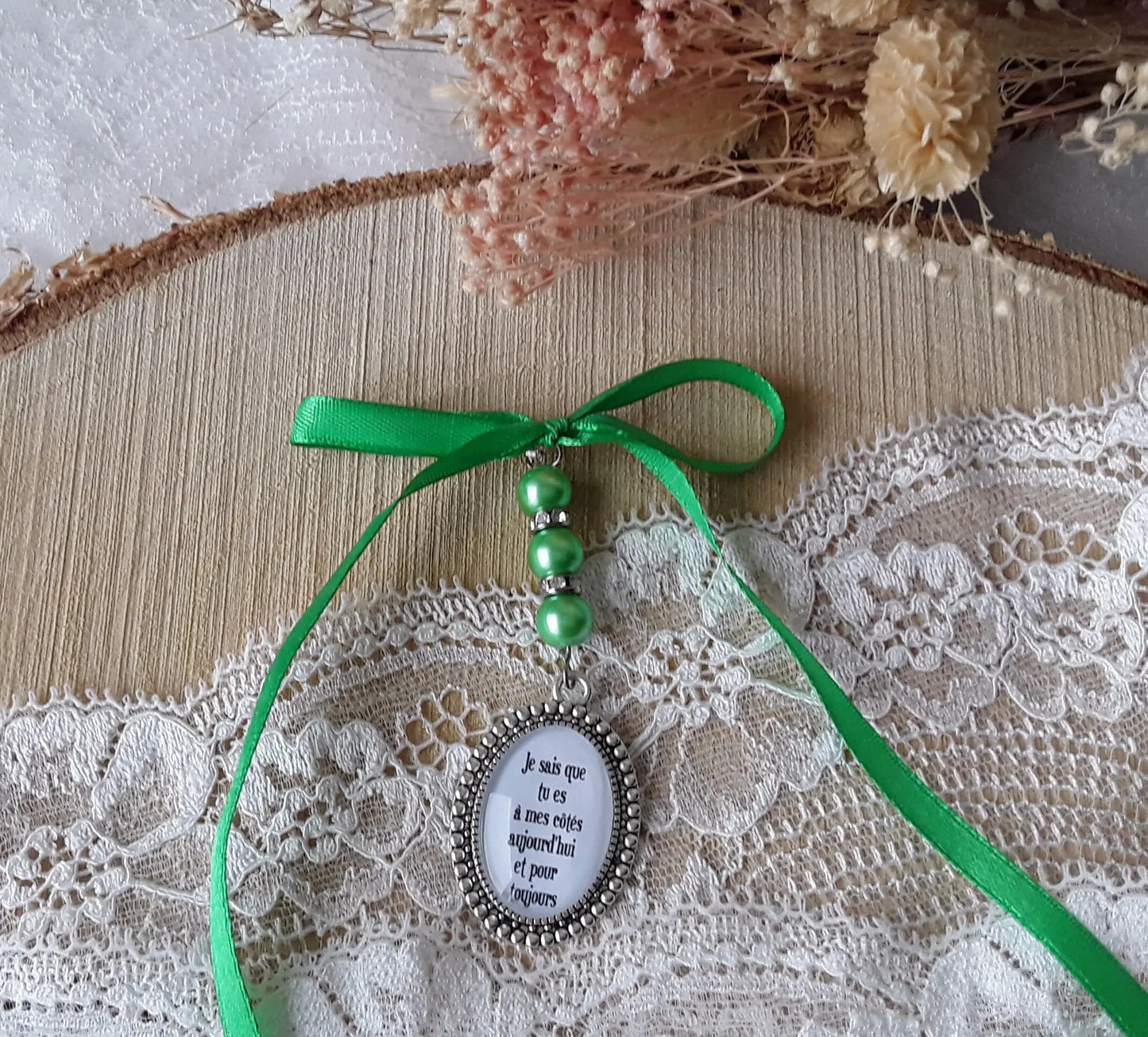 Médaillon de mariage avec perle nacrée, ruban et photo ou texte personnalisable pour bouquet.